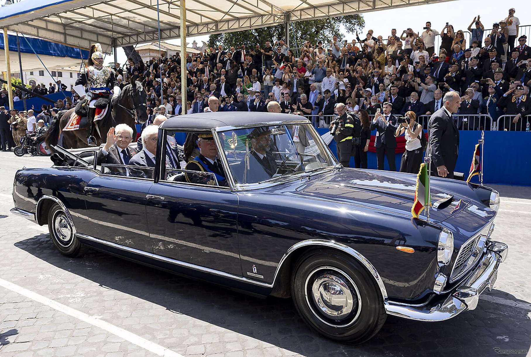 イタリア共和国建国記念日の式典で、セルジョ・マッタレッラ大統領が大統領専用車のランチア『フラミニア』に乗車してパレード