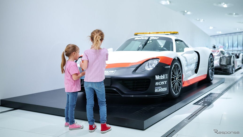 ポルシェ博物館の緊急車両をテーマにした無料の子供向け夏季プログラム「Porsche 4Kids」