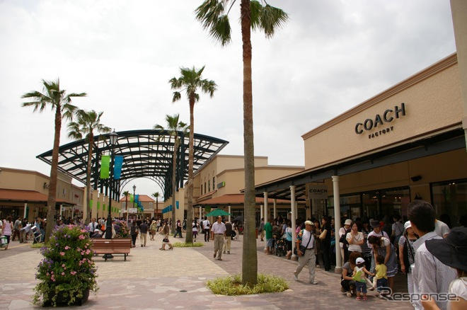 アメリカンスタイルの「あみアウトレット」