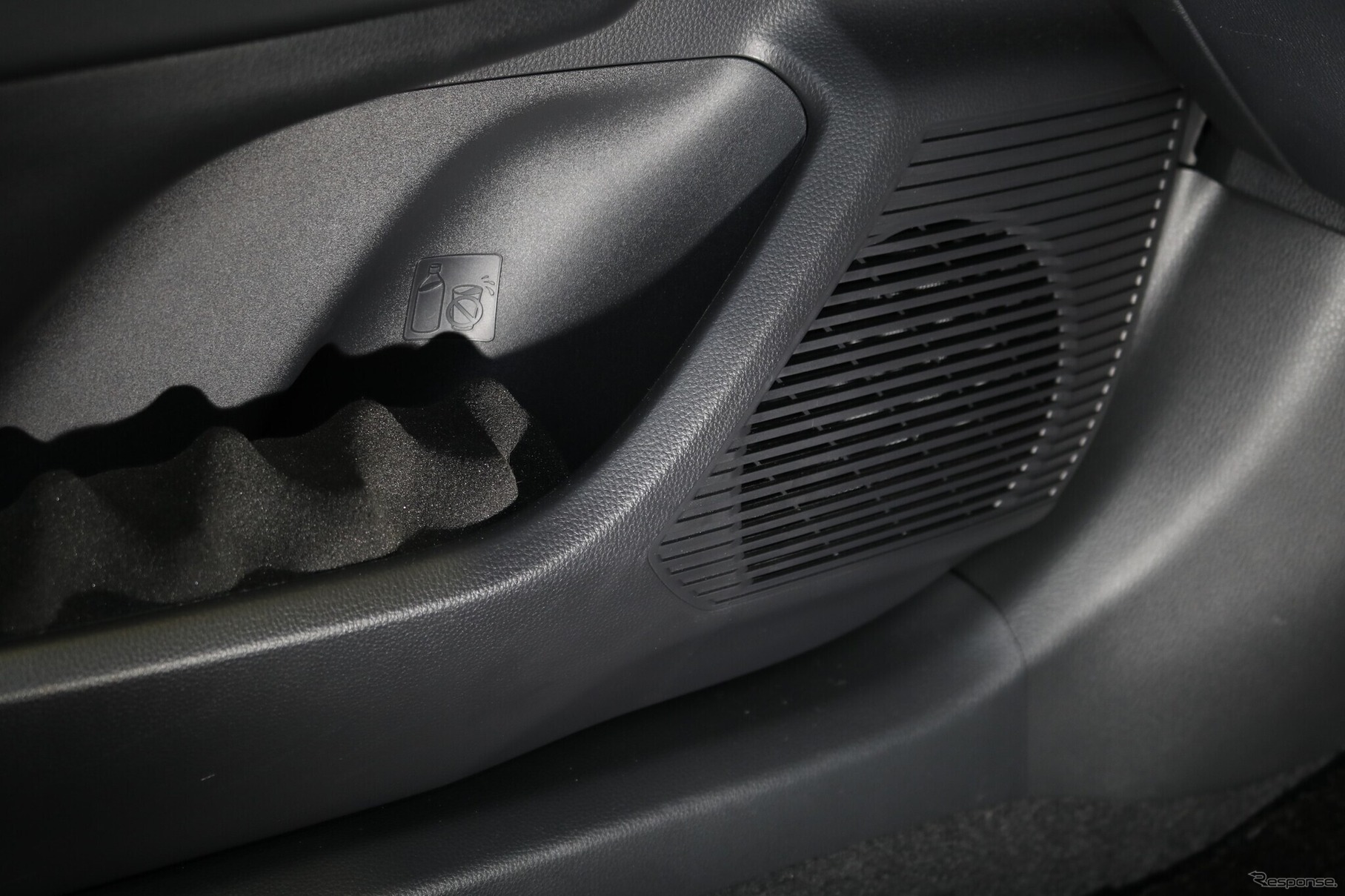 ミッドバス（RJ-025）は純正位置にインナー取り付けされている。中高域スピーカーの角度合わせもここが基本になっている。