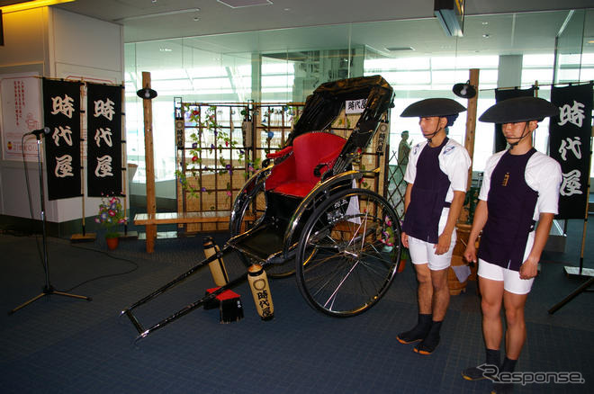 前代未聞!　空港搭乗ゲートまで人力車で