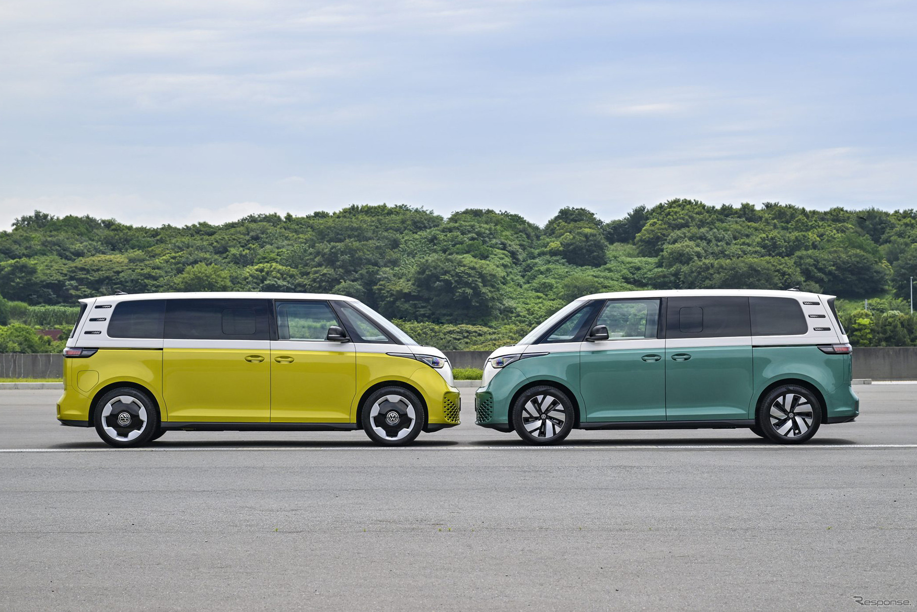 VW ID. Buzz プロ・ロングホイールベース（左）とVW ID. Buzz プロ（右）