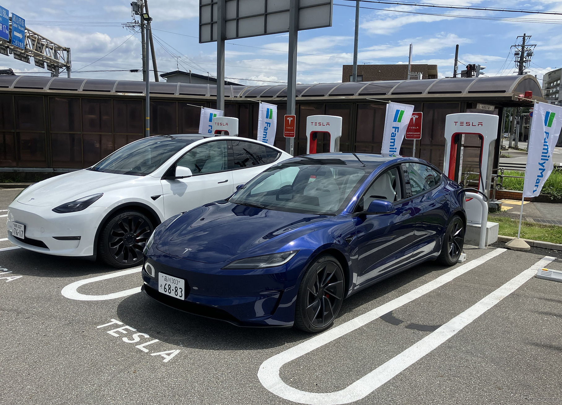 ファミリーマート秋田御所野湯本店で運用開始した「テスラ・スーパーチャージャー」