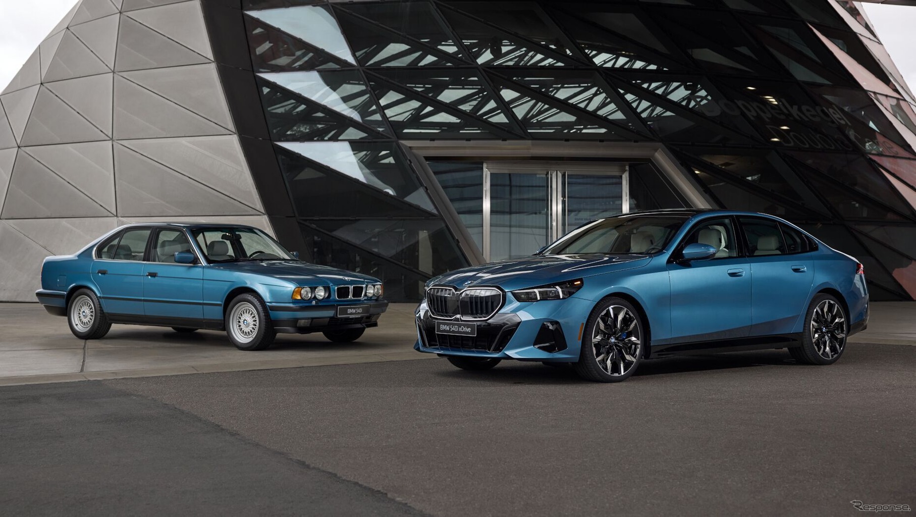 BMW「540i xDriveレガシィエディション」（右）と3代目5シリーズの540i
