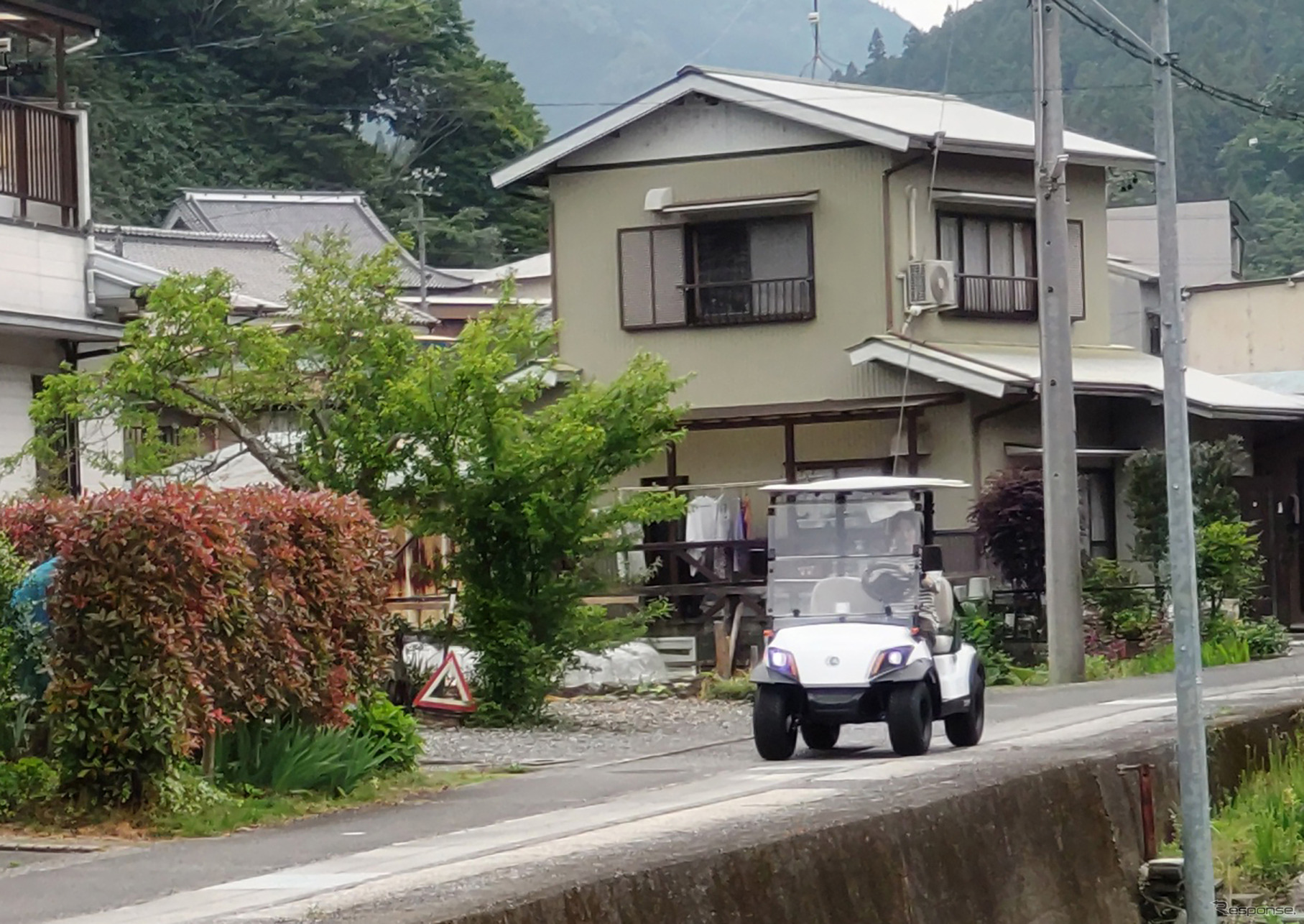 浜松市の中山間地で実証実験をおこなう1人乗りミニカー