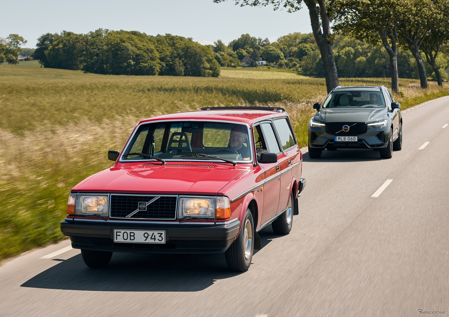 ボルボ240（左）とXC60（右）