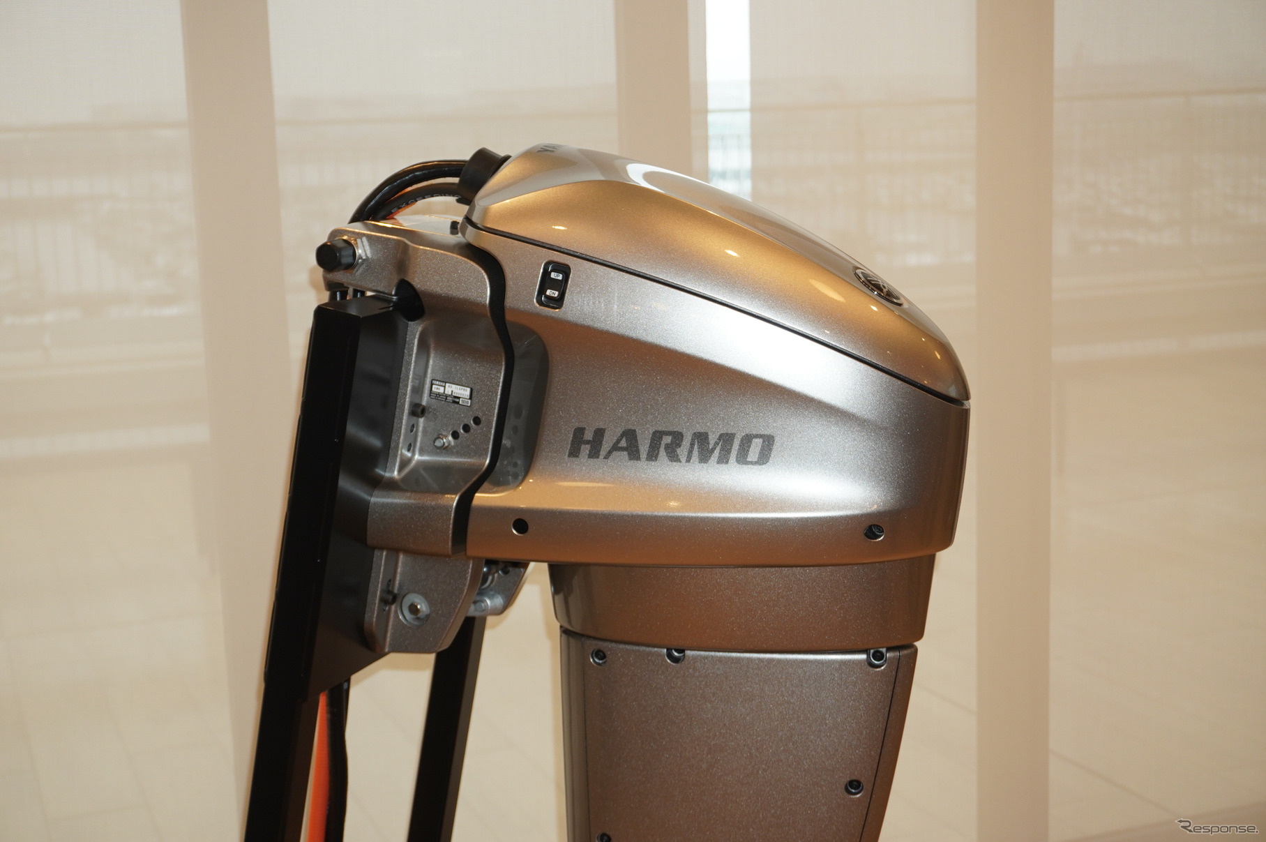 新型HARMOは配線の見直しなどによりトップ部分が大幅にコンパクト化。