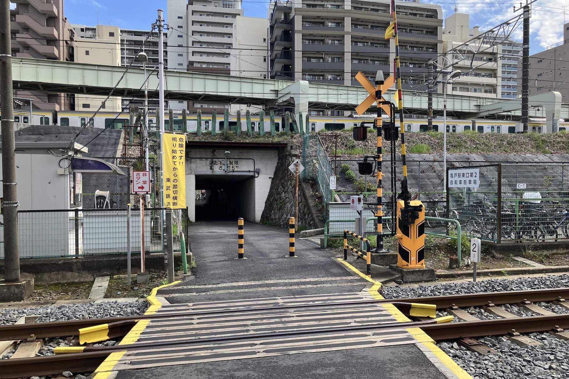 制限1.5m、亀戸駅東側。駅は右手
