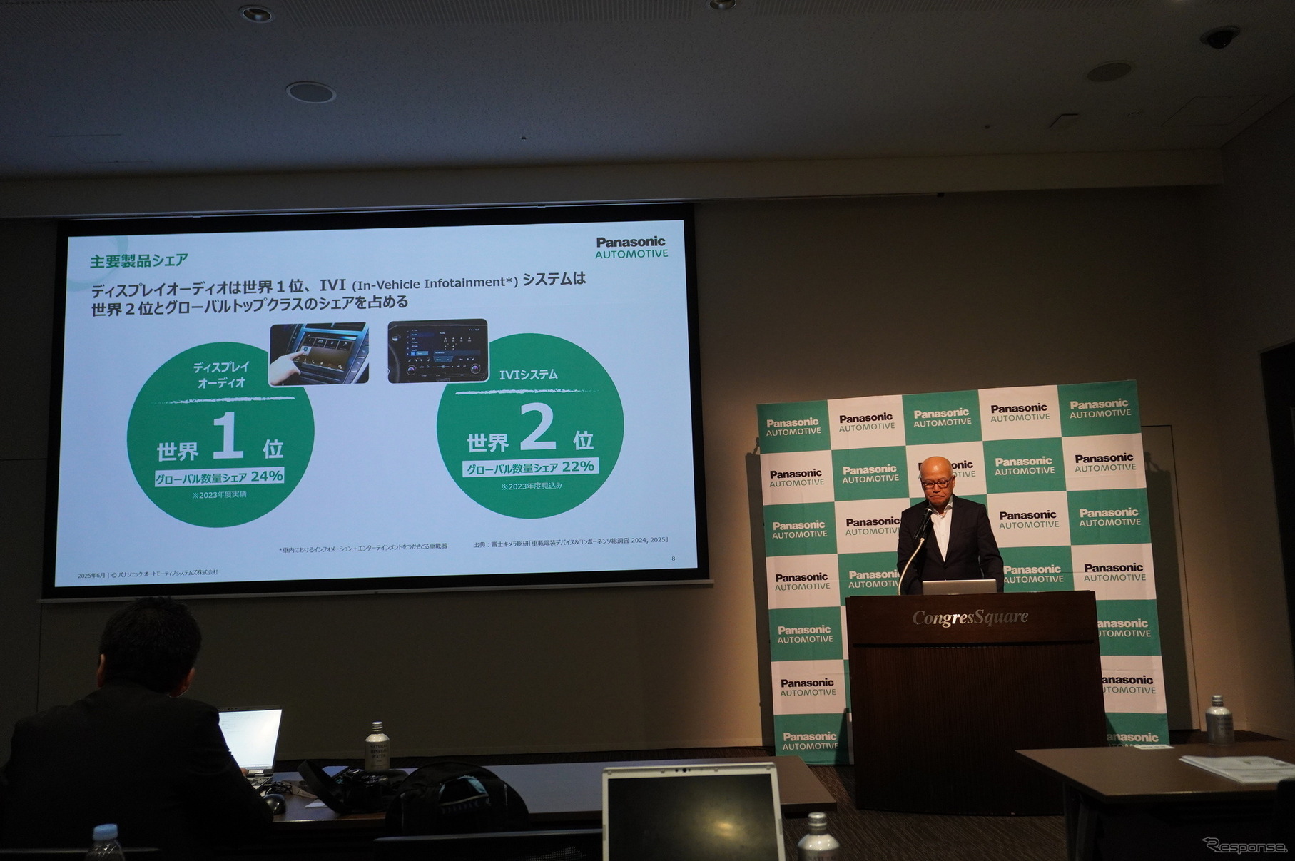 スライドで説明するパナソニックオートモーティブシステムズ 永易正吏社長