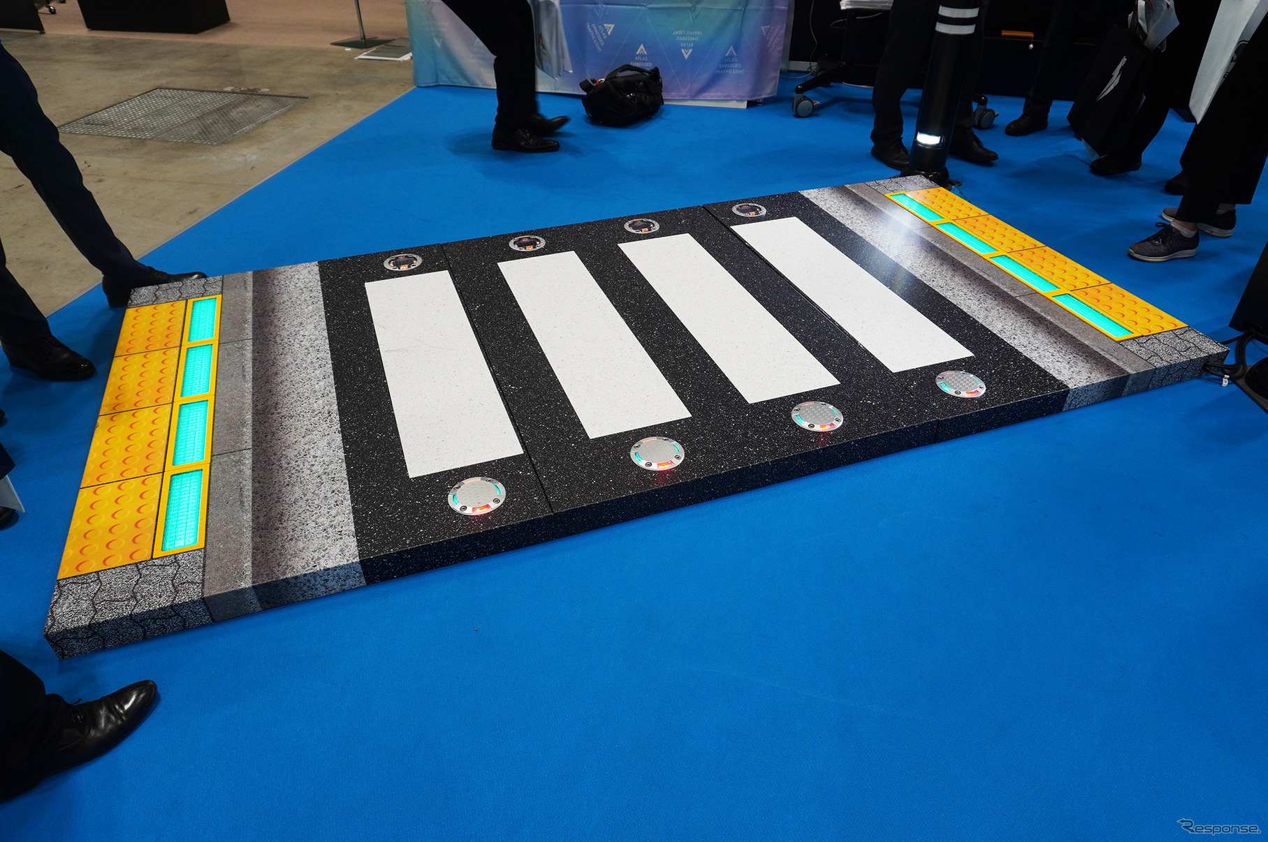 「スマートシティ推進EXPO」に展示されたアトラス埋込型信号機の「埋込型信号」