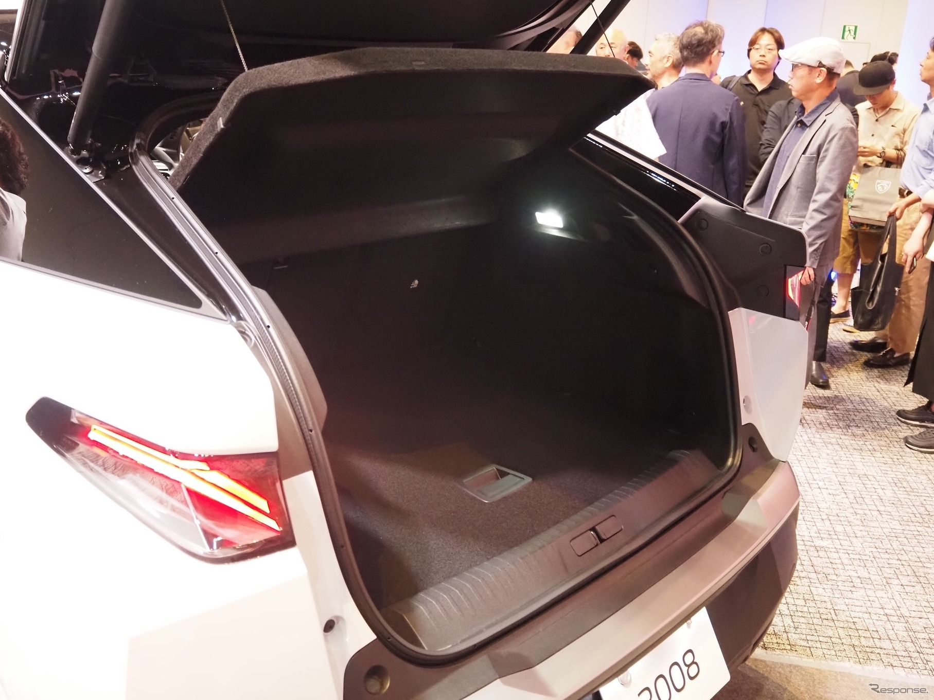 プジョー3008新型（ハイブリッド）