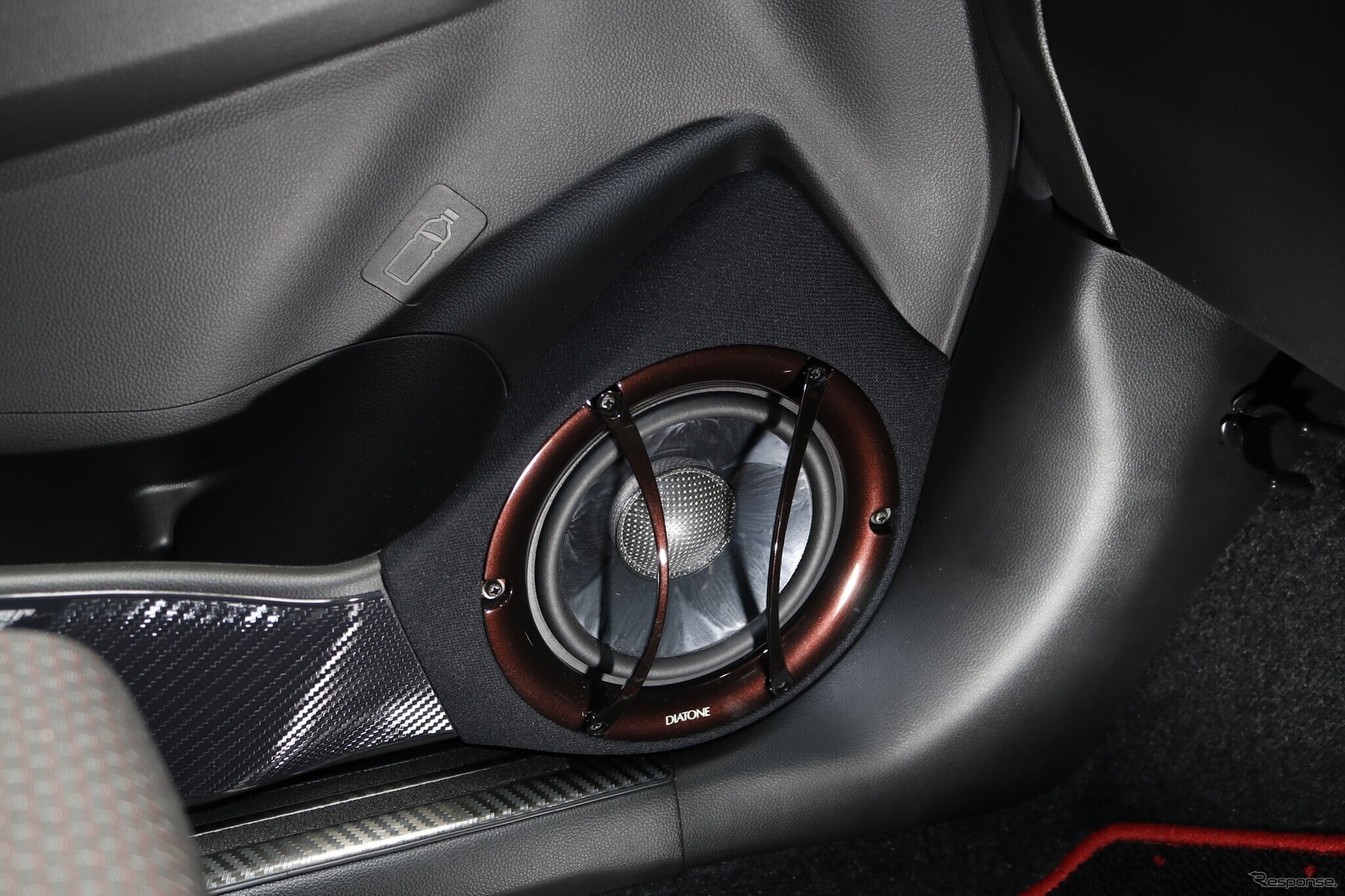 フロントスピーカーにはDS-SA1000をチョイス、これまで3ウェイも経験したオーナーだったがあえて2ウェイの高級機を狙った。