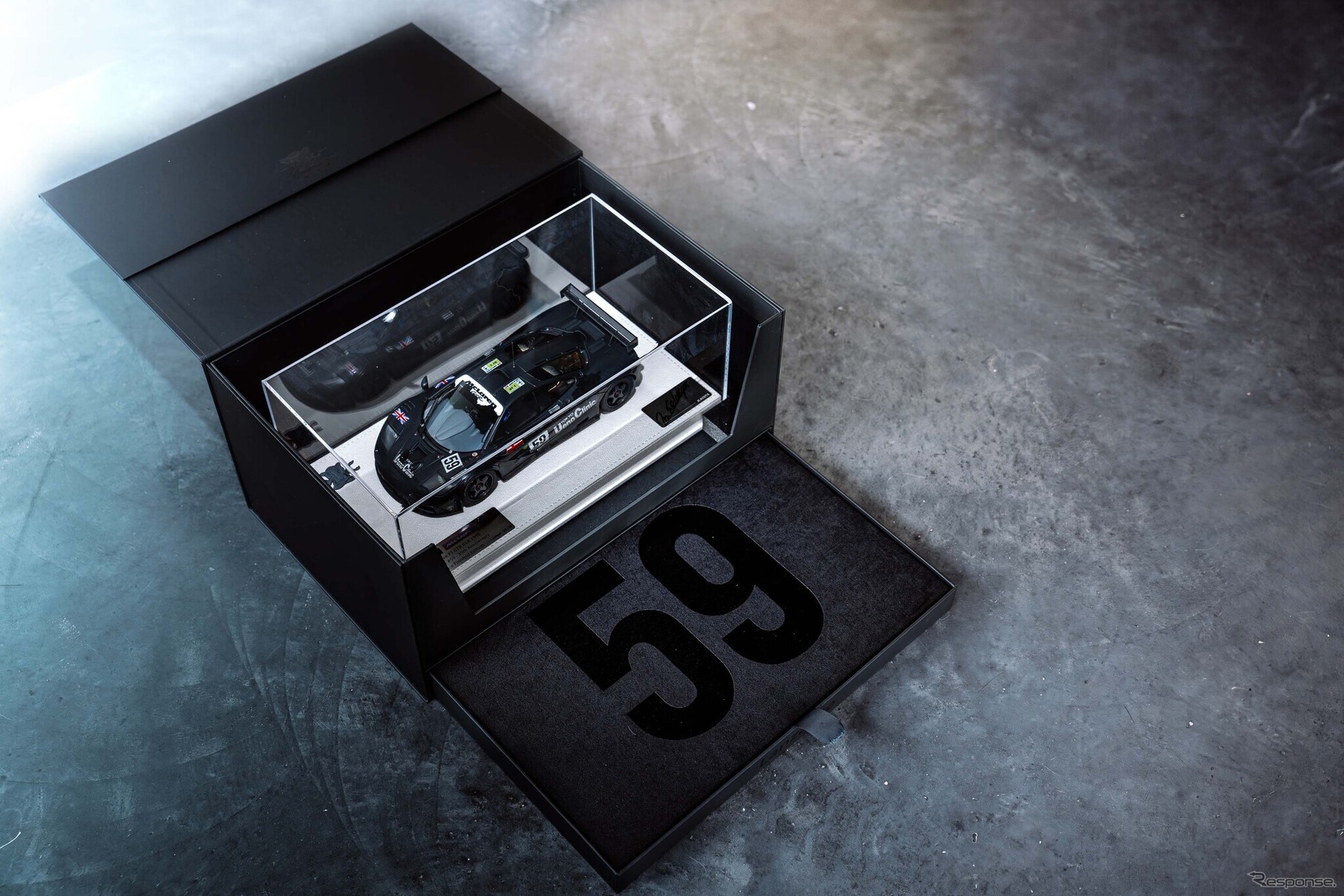 最初の59部には、日本のモデル専門メーカーMake Upが製作した1:18スケールのマクラーレンF1 GTR（シャシー01R）が特別に付属