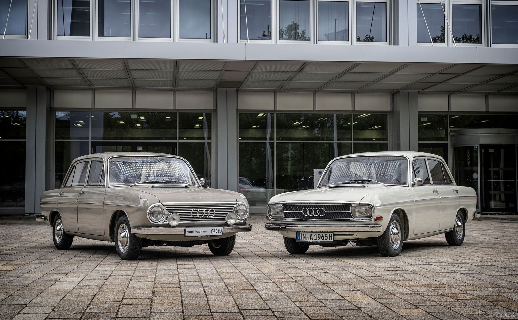 DKW F102（左）とその後継車のアウディ F103
