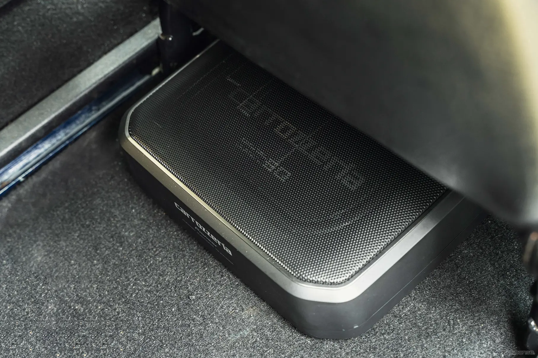 シート下のスペースを利用してcarrozzeria TS-WX140DAを設置