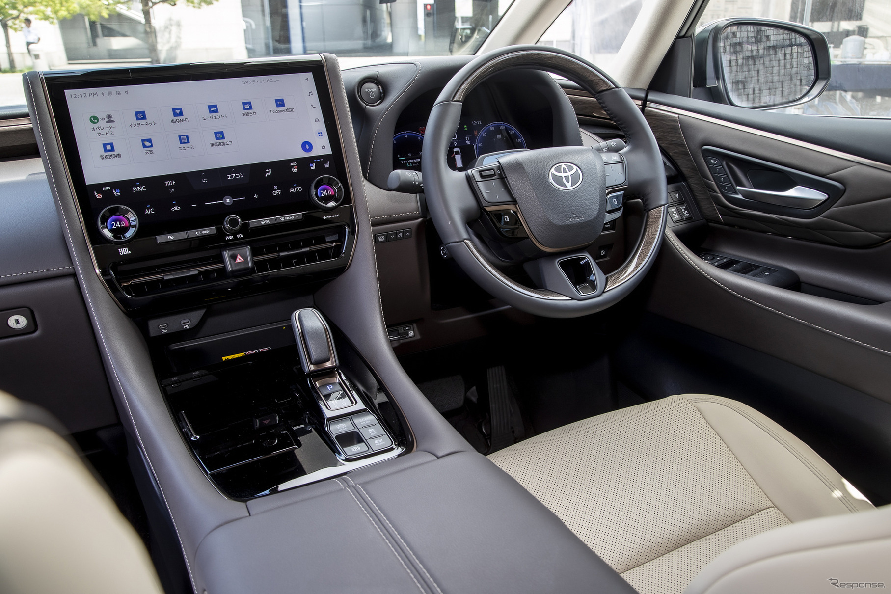 トヨタ アルファード の運転席