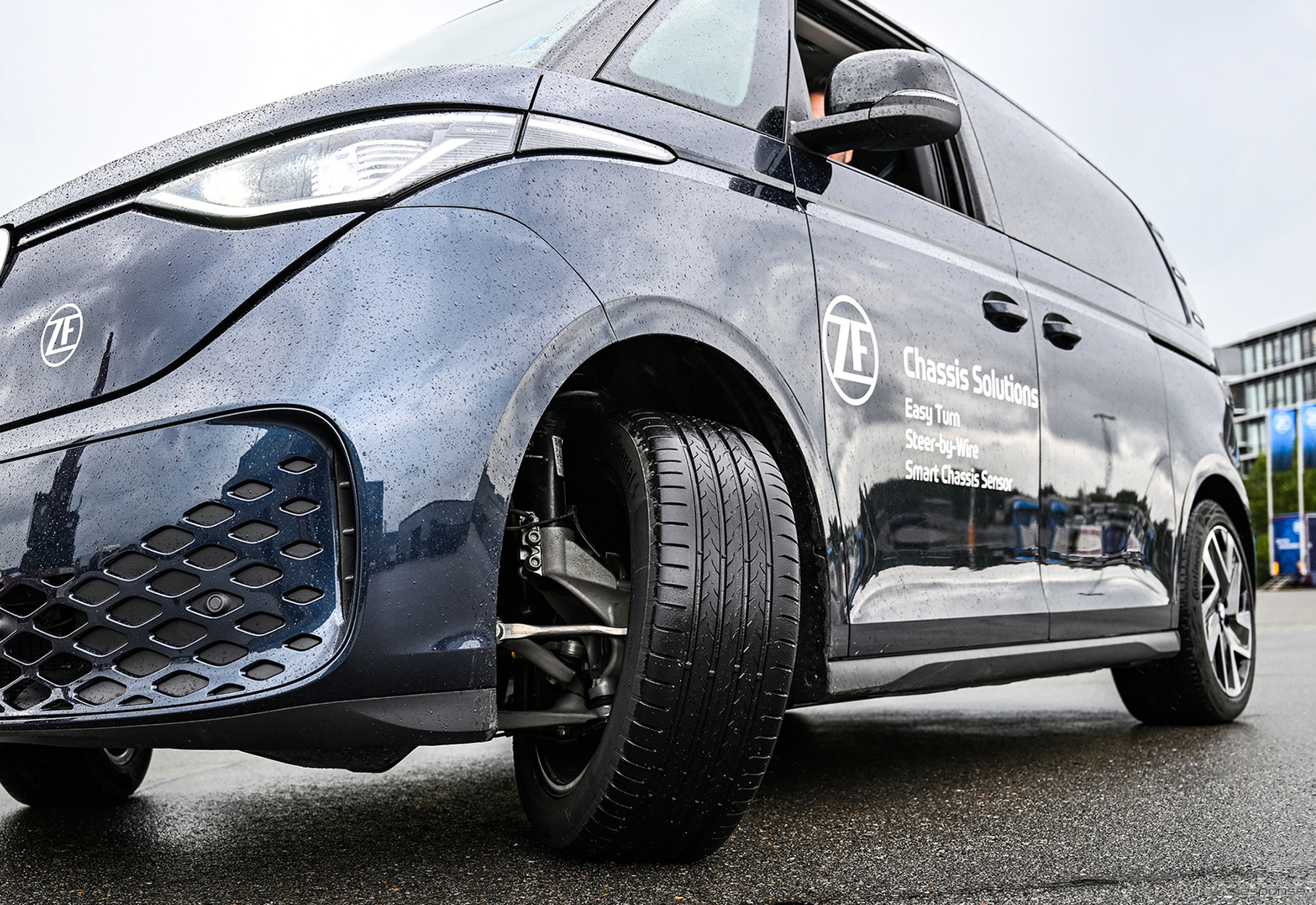 ZFの最新世代のステアバイワイヤシステム（写真はVW ID.Buzz）