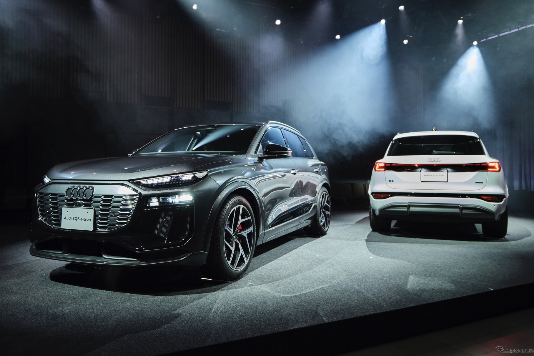 アウディ SQ6 e-tron（向かって左）とQ6 e-tron