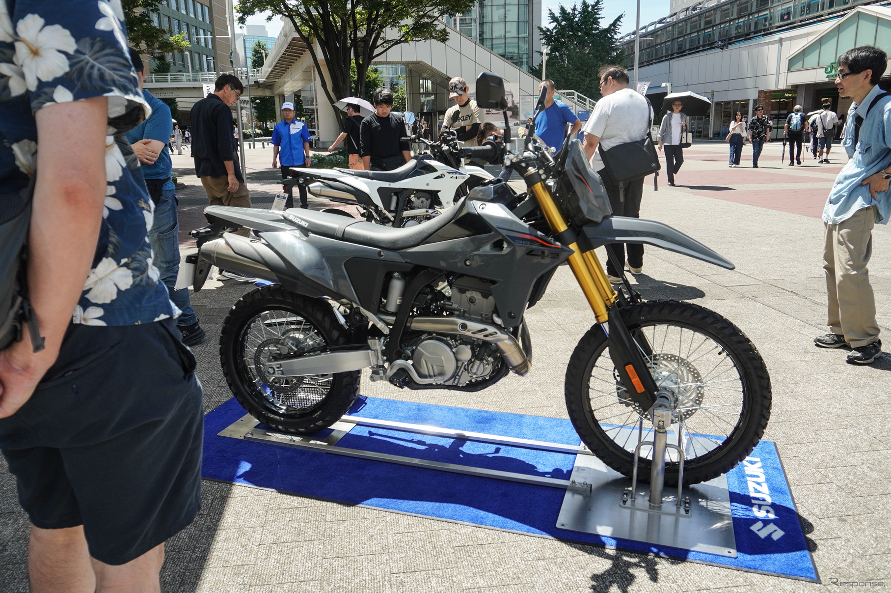 新型『DR-Z4S』『DR-Z4SM』が展示された「スズキ モーターサイクルコレクション2025」（7月19日）