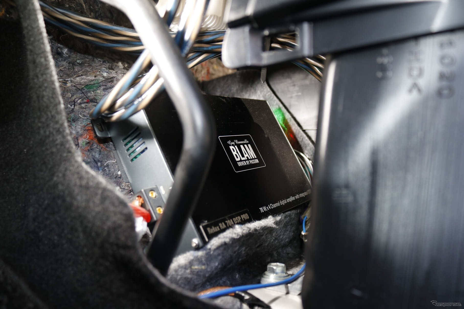センタークラスター下部のパネルを外すと中のデッドスペースにブラムのDSPアンプであるRA704 DSP Proが設置されている。