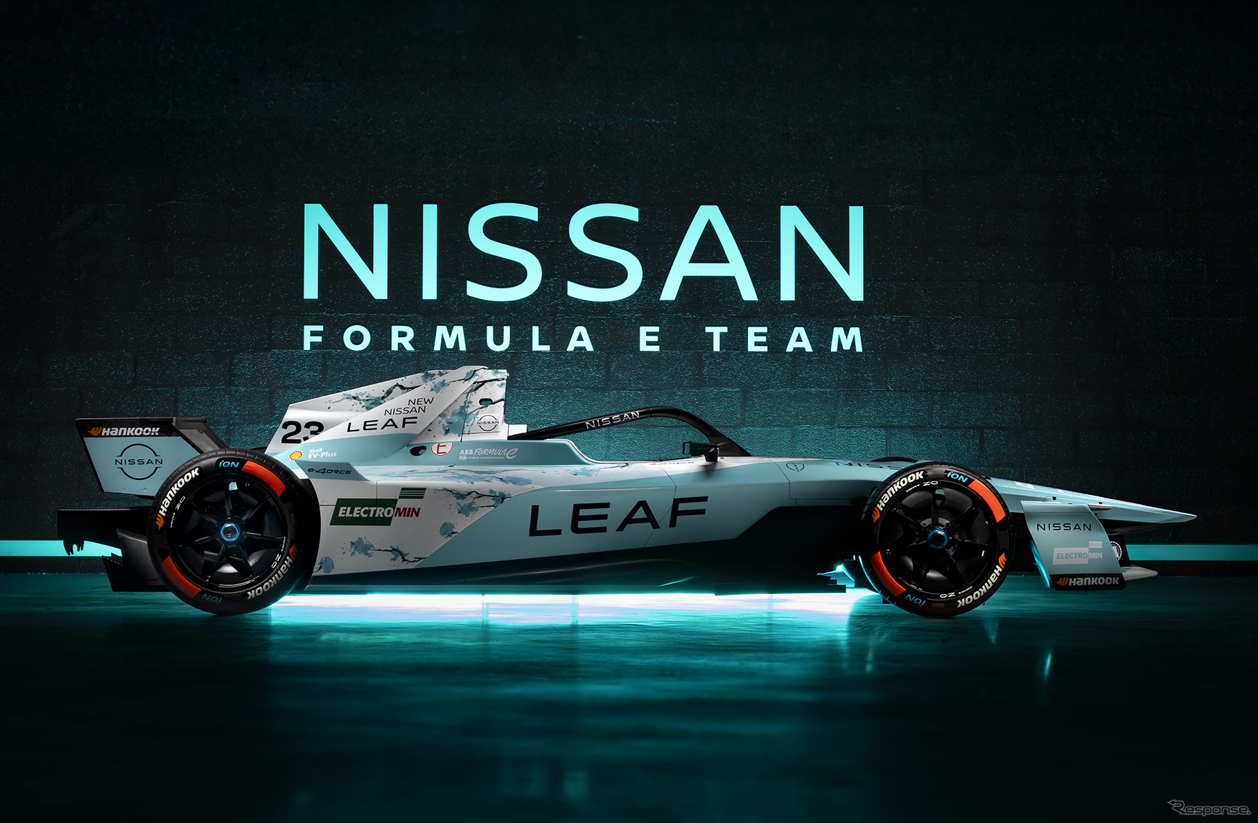 日産がフォーミュラE最終戦に新型『リーフ』世界発売記念の特別ティールブルーで参戦
