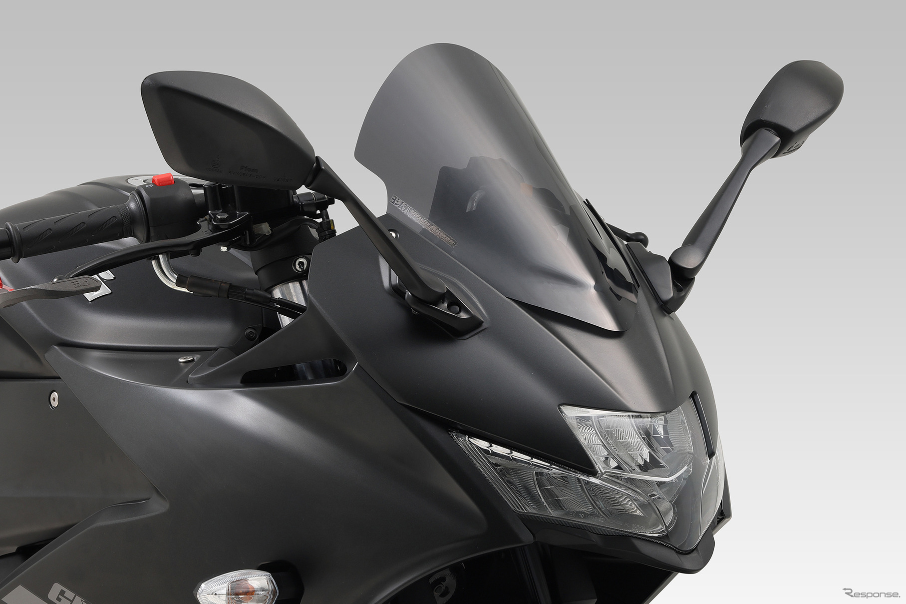 ヨシムラの「ウインドアーマー」を装着したジクサー SF250