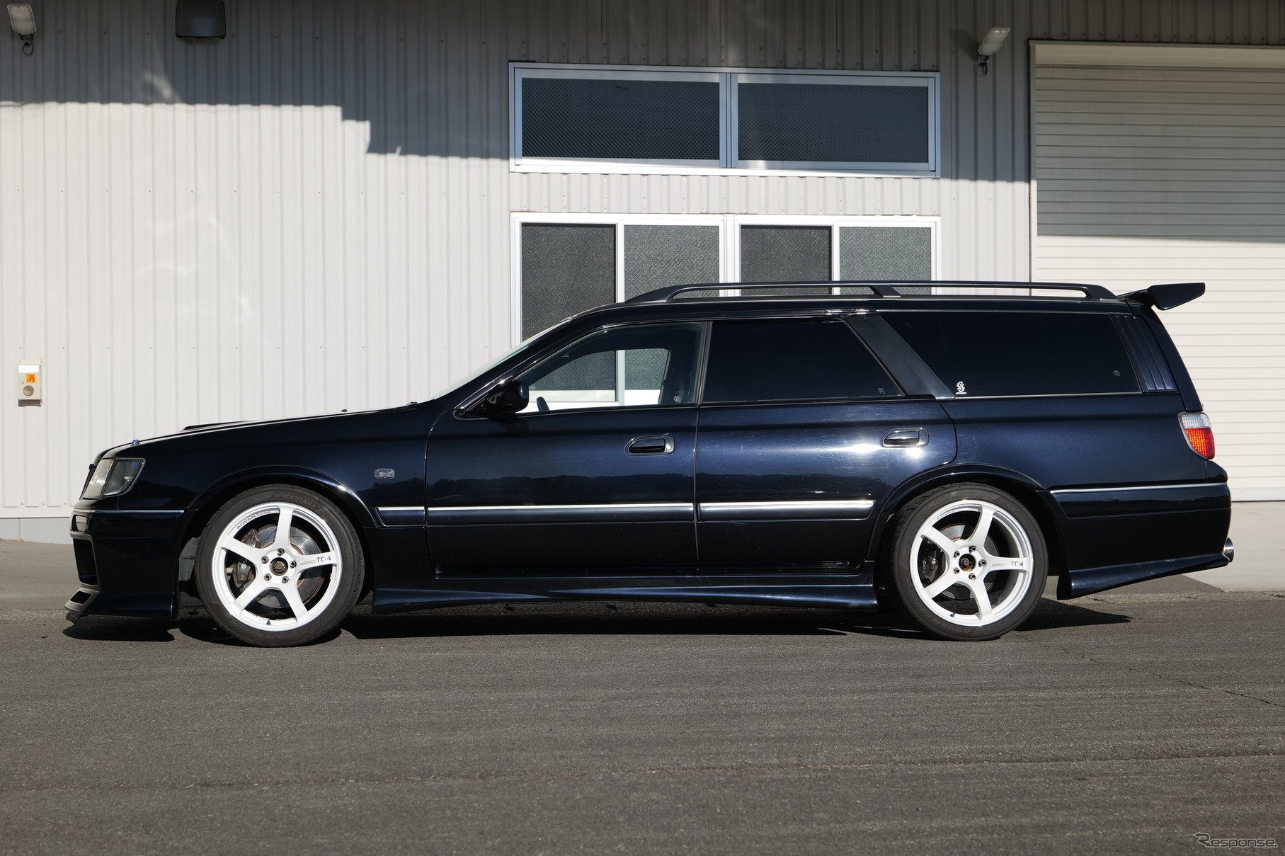 HKS ハイパーマックスS 日産・ステージア装着例 MT（出荷時車高・フロント：27mmダウン / リア：26mmダウン）