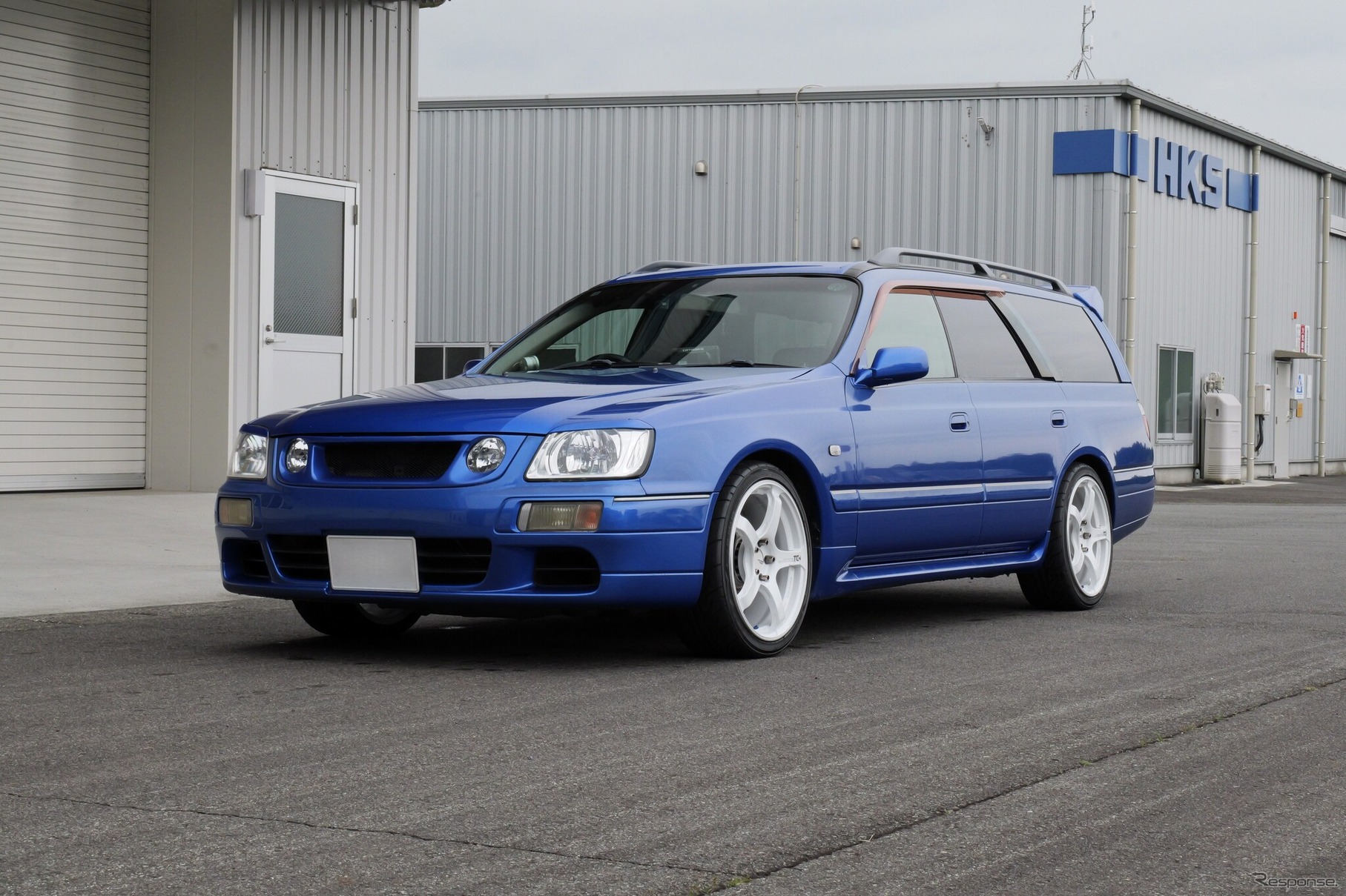 HKS ハイパーマックスS 日産・ステージア装着例 AT（出荷時車高・フロント：45mmダウン / リア：26mmダウン）