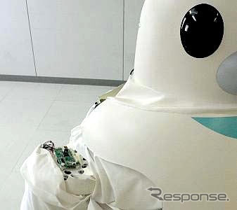 61kgを担げる介護支援ロボット　理研と東海ゴムが開発