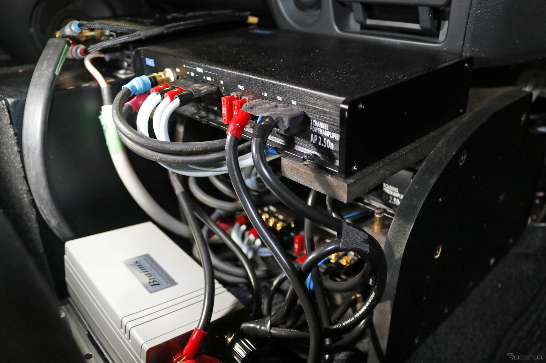 フロント3ウェイをマルチアンプシステムでドライブするのはファスのパワーアンプであるAP2.50n。3台を積層して設置した。