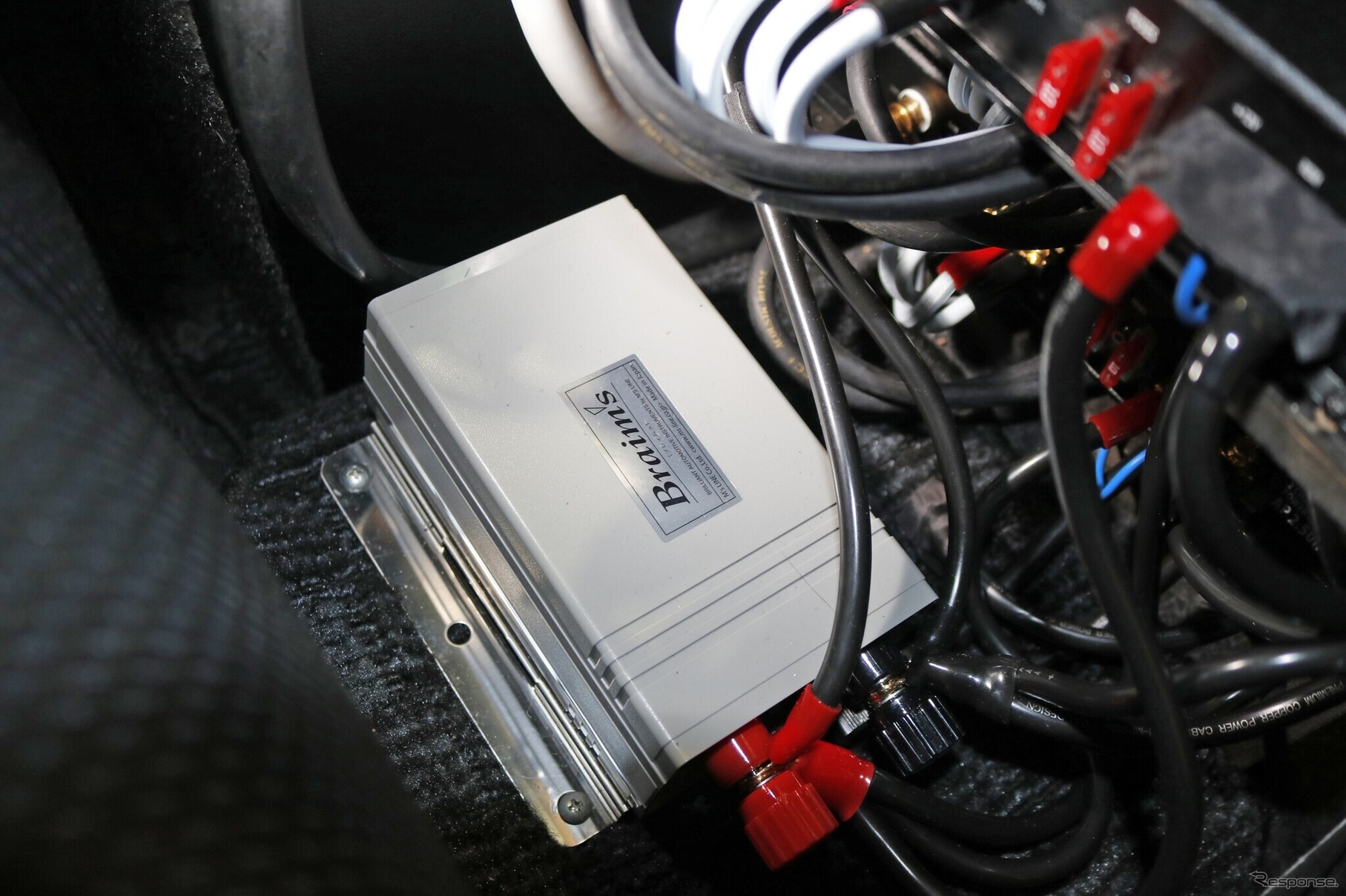 足もとスペースに設置されているのはブレイムスのキャパシター。電源系の強化にも余念が無い。
