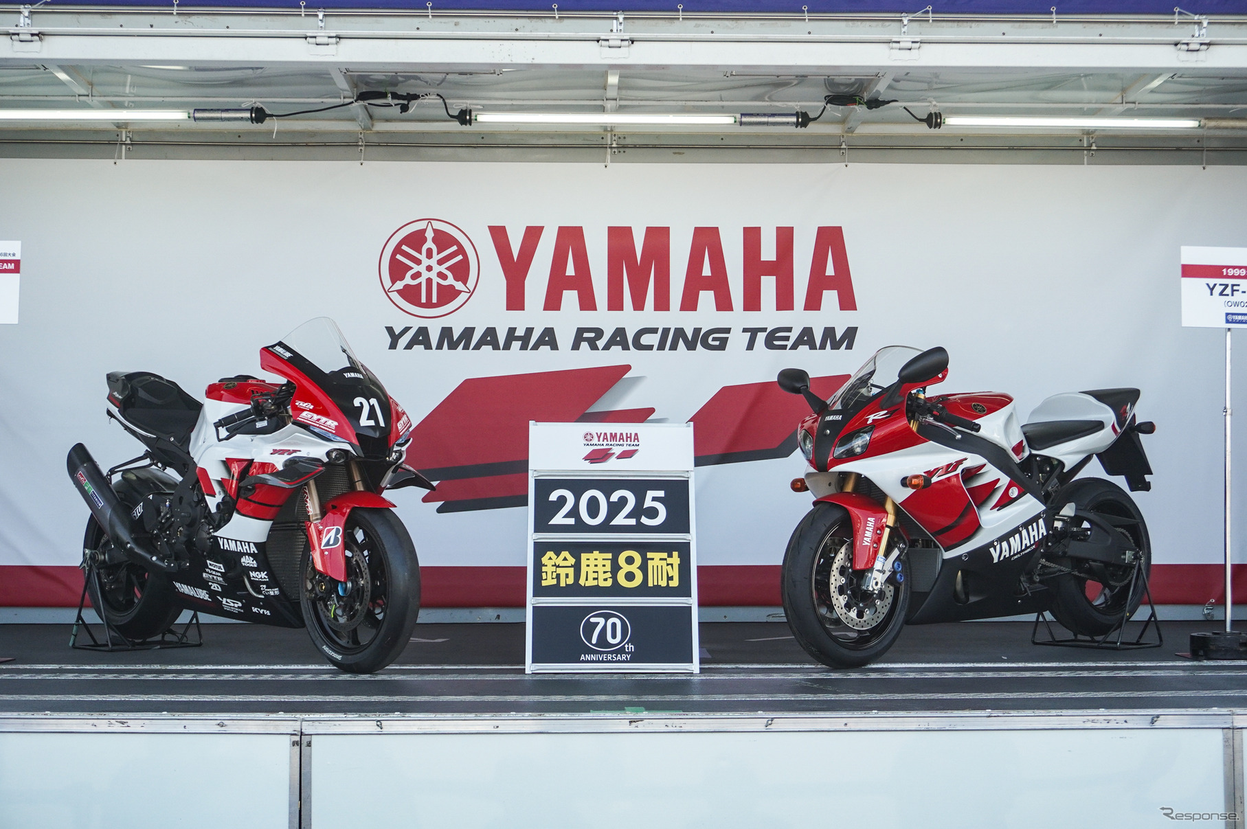 #21 YAMAHA RACING TEAMの「YZF-R1」レプリカ（左）と1999年の「YZF-R7」（右）