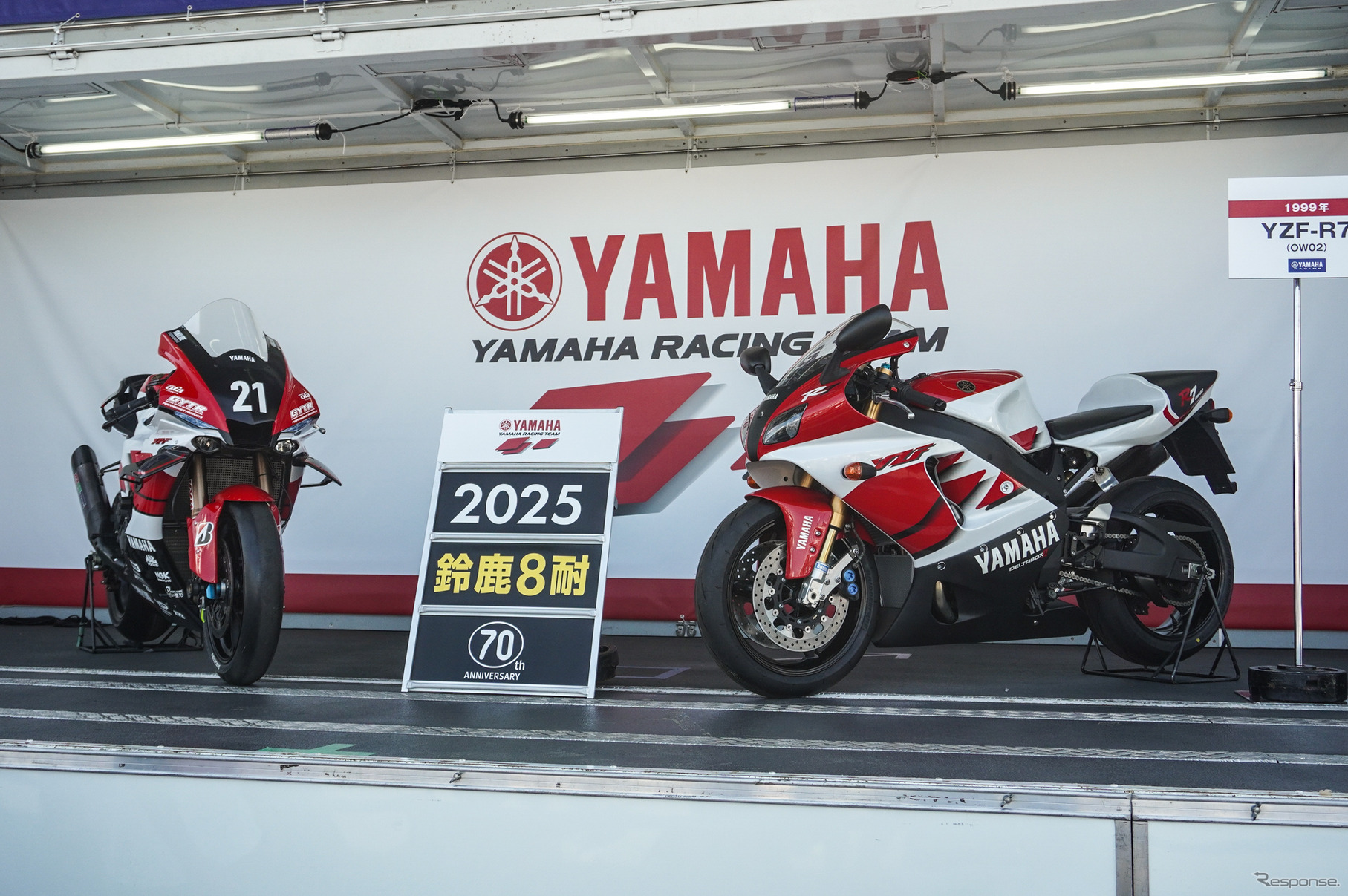 #21 YAMAHA RACING TEAMの「YZF-R1」レプリカ（左）と1999年の「YZF-R7」（右）