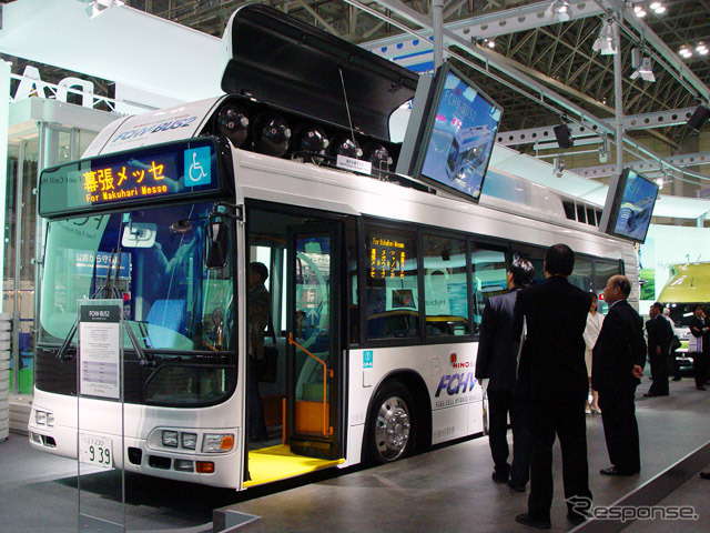 【東京ショー2002速報】空気を吸い込む音が特徴的!?　トヨタ『FCHV-BUS2』