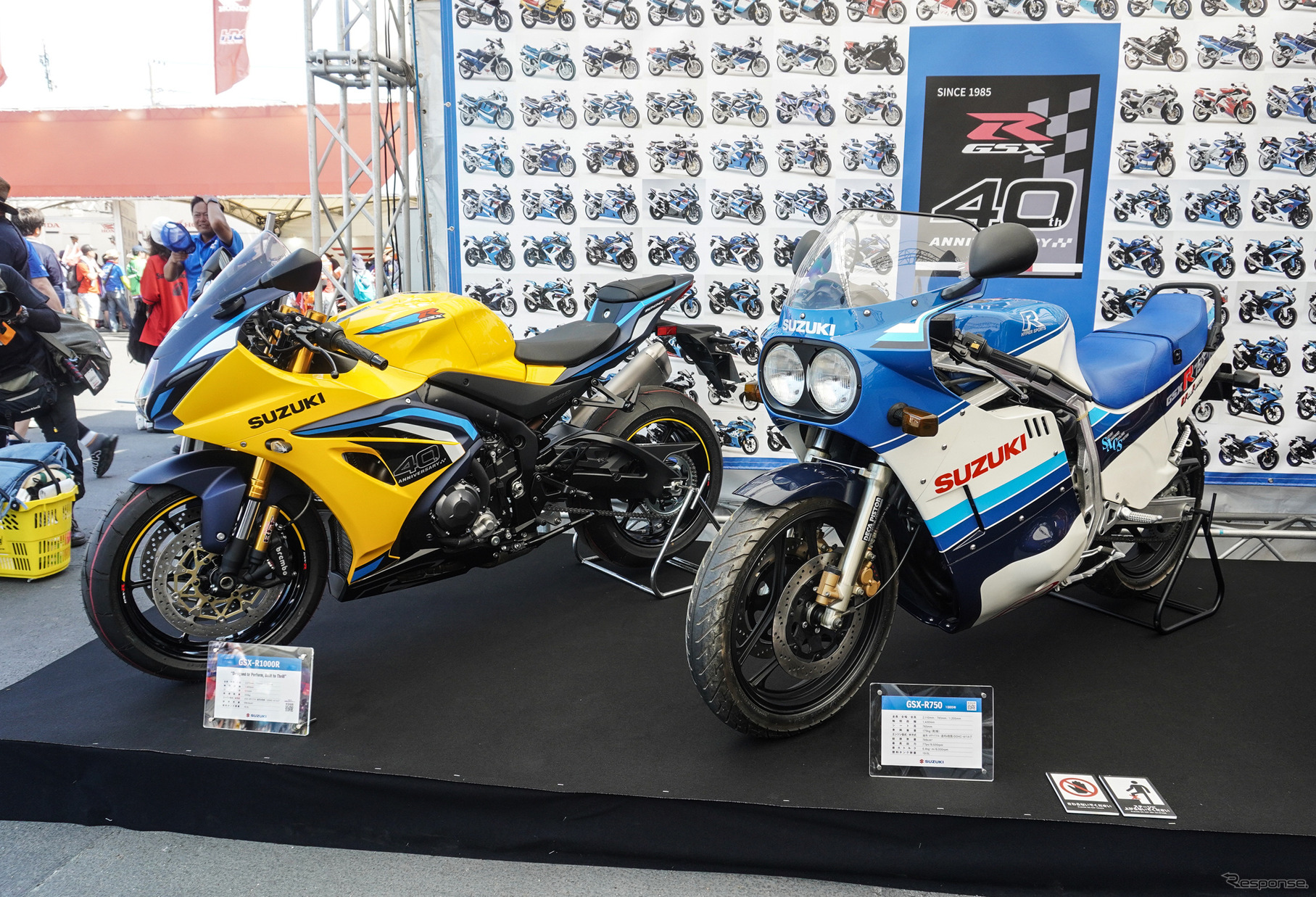 スズキ GSX-R1000R（左）と初代GSX-R750（右）