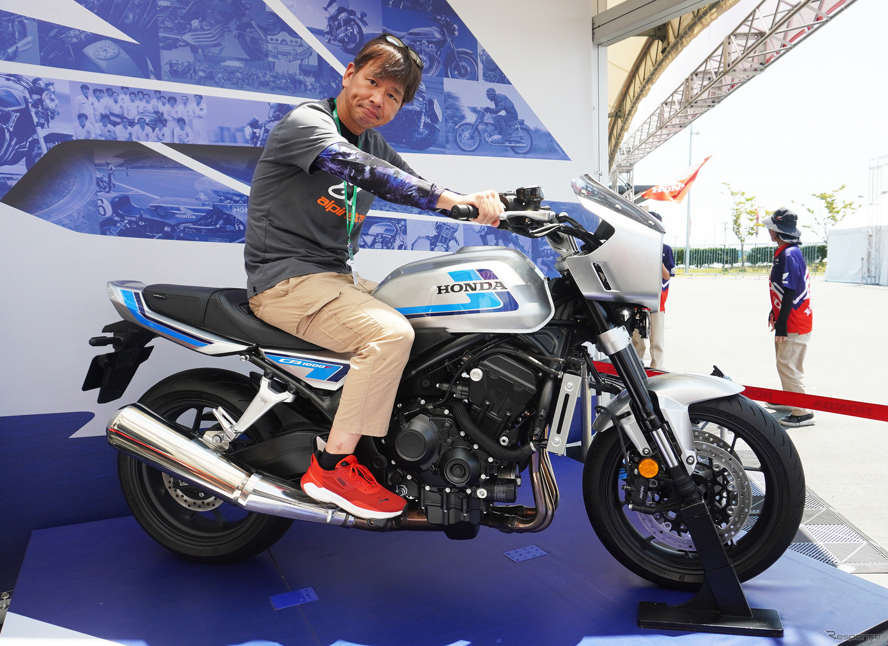青木タカオ氏がホンダ CB1000F SEに跨りエンジン始動を体験！