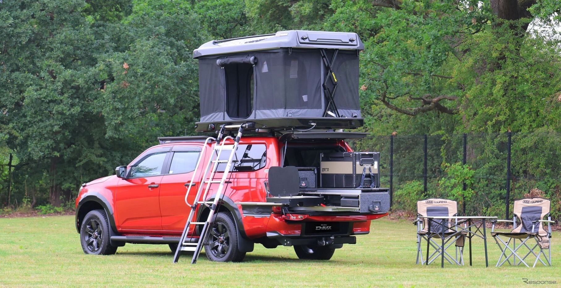 いすゞ『D-MAX』の純正アクセサリーとしてARB製の電動アルティチュード・ルーフトップテントを設定