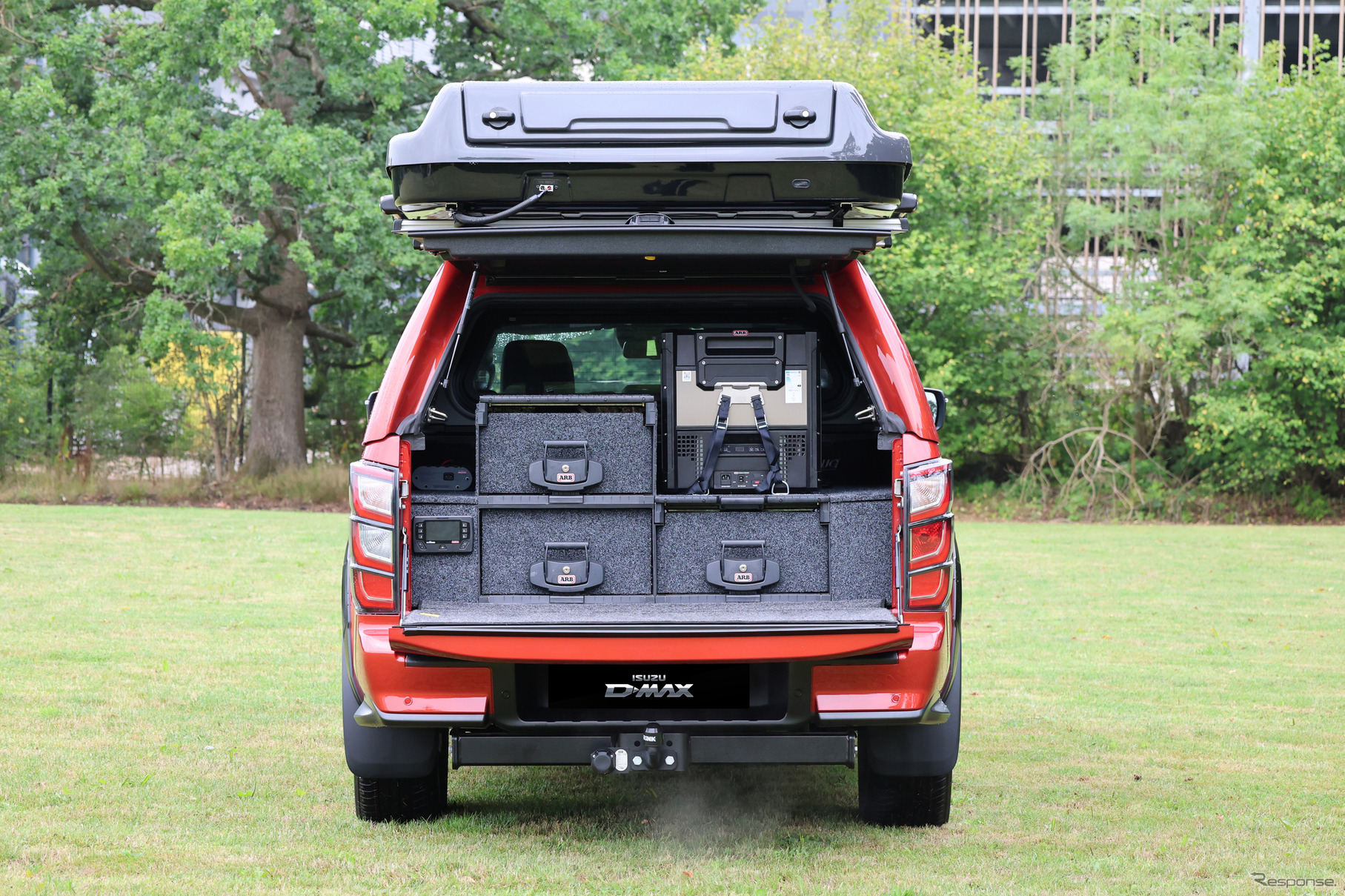 いすゞ『D-MAX』の純正アクセサリーとしてARB製の電動アルティチュード・ルーフトップテントを設定