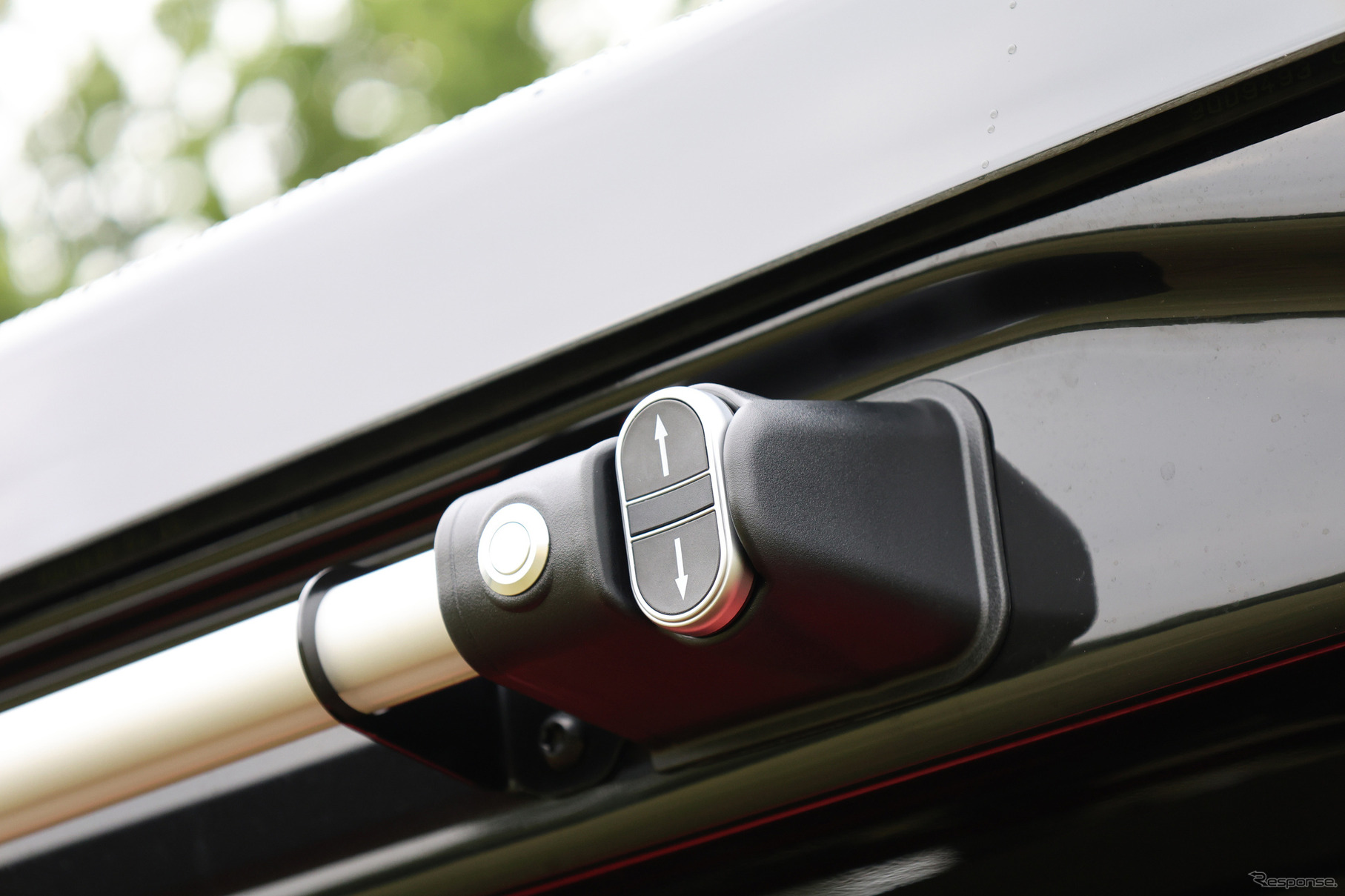 いすゞ『D-MAX』の純正アクセサリーとしてARB製の電動アルティチュード・ルーフトップテントを設定