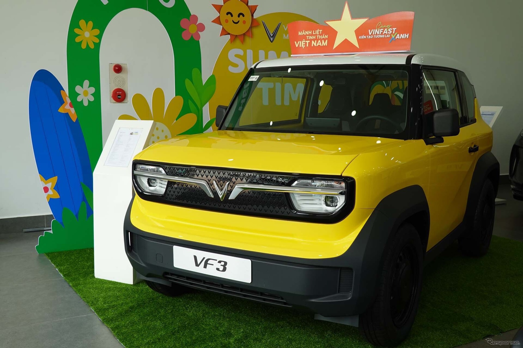 ハノイ市内のディーラーに展示した合ったVF3。営業マンは、この黄色と白の2トーンカラーがよく売れるボディカラーと話していた
