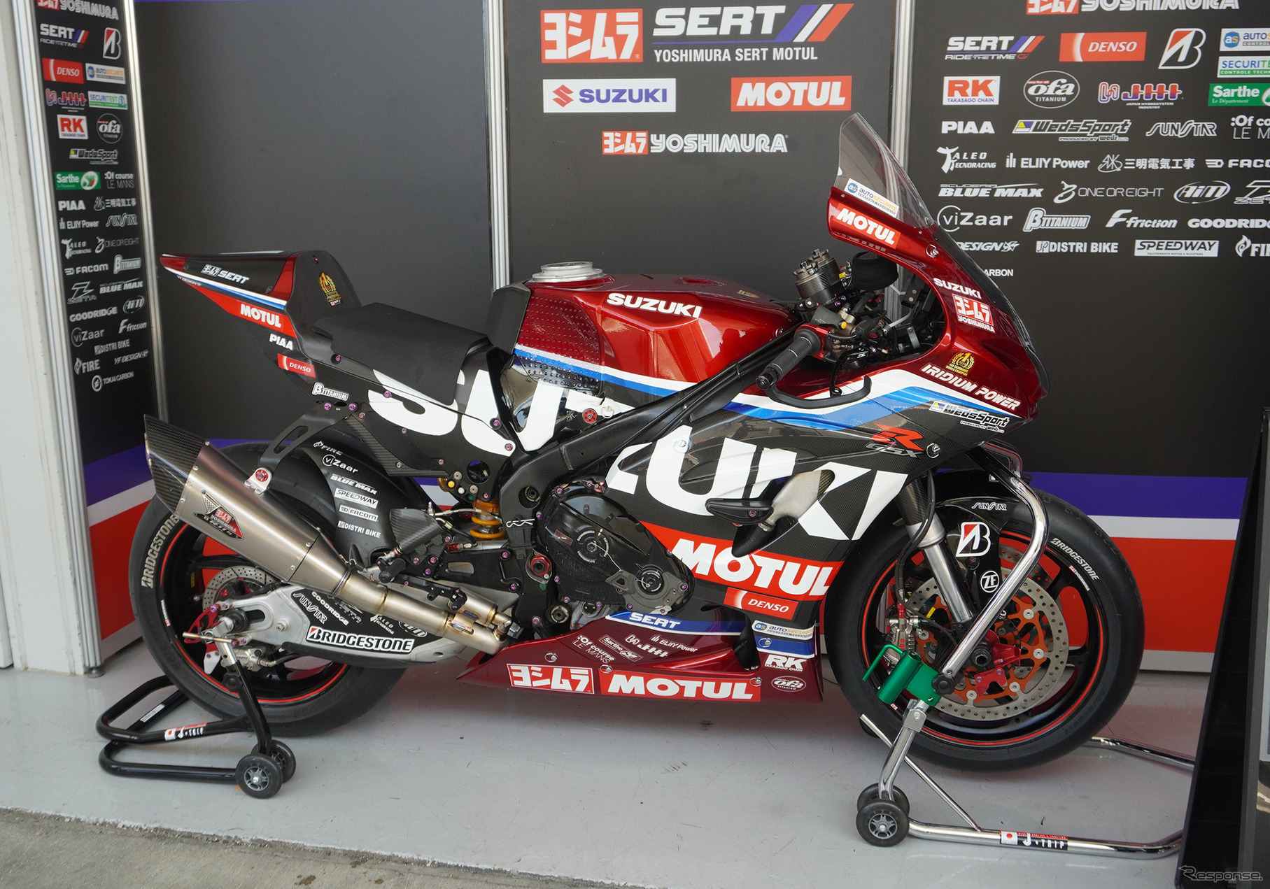 YOSHIMURA SERT MOTUL チームのピット（鈴鹿8耐2025）