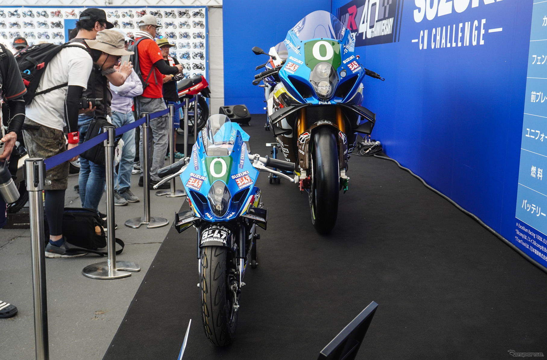 ホンモノの8耐マシン「チームスズキCNチャレンジ」のGSX-R1000R（奥）と「CNチャレンジミニ」（手前）