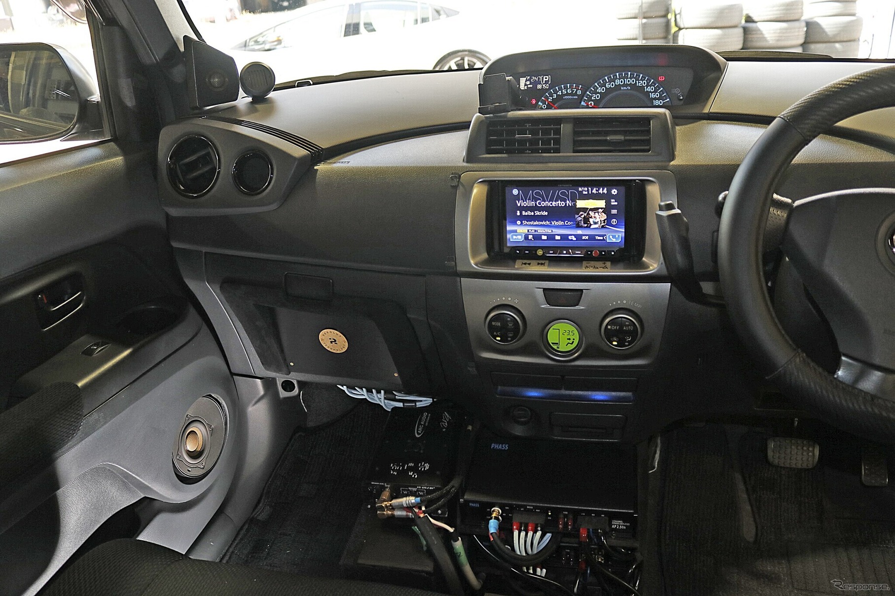コクピットまわりにほとんどのユニットを設置するオーナーならではのインストールスタイルも高音質の要因になった。