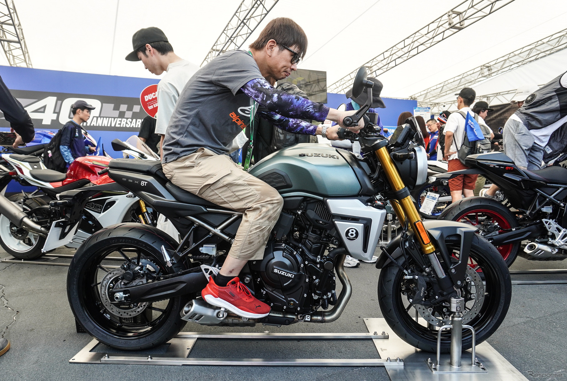 スズキ GSX-8Tと青木タカオ氏（鈴鹿8耐2025）