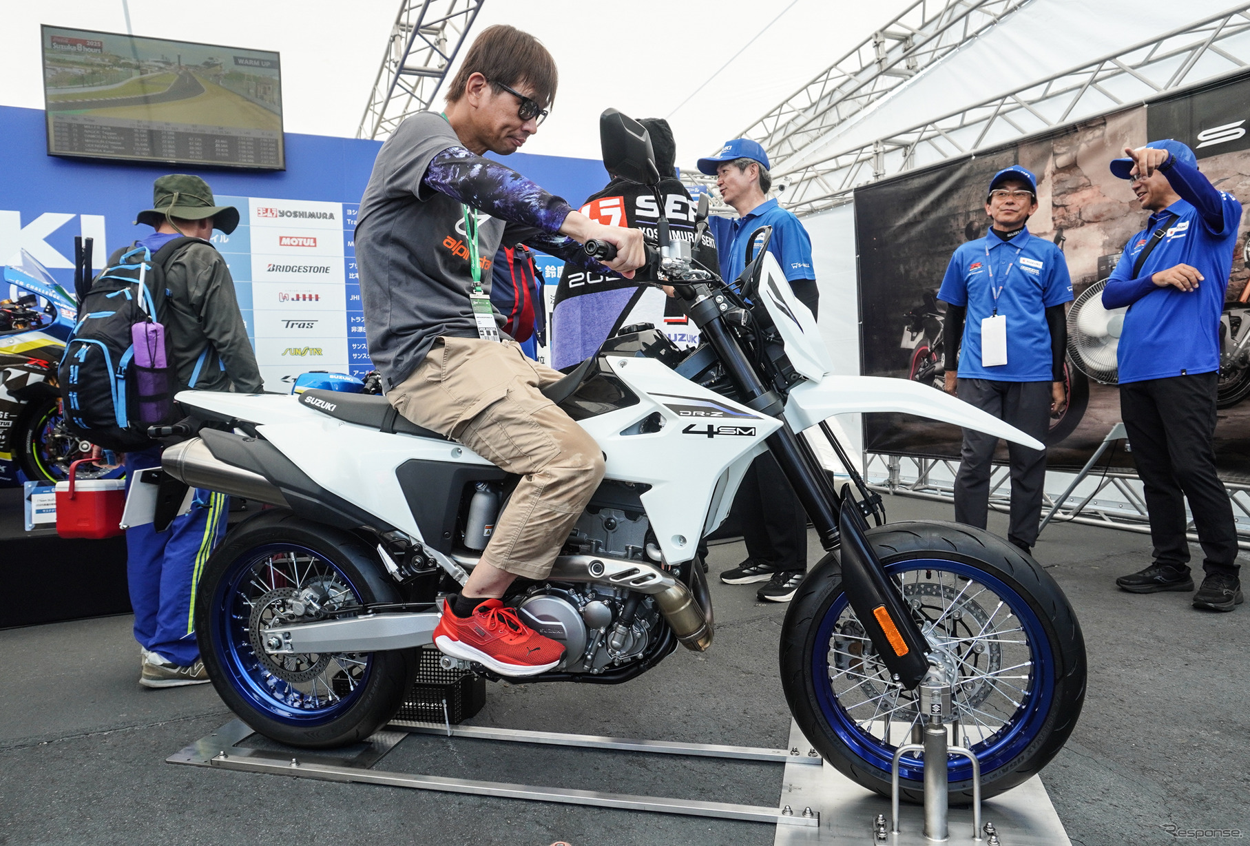 スズキ DR-Z4SMと青木タカオ氏（鈴鹿8耐2025）