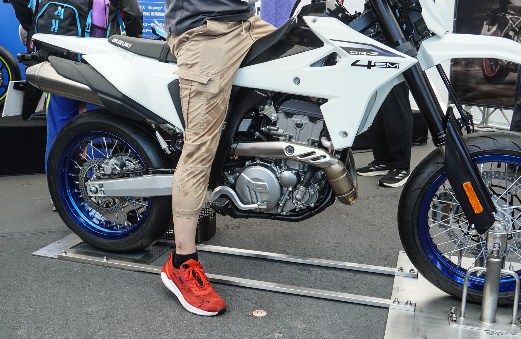 スズキ DR-Z4SMの足つき（鈴鹿8耐2025）