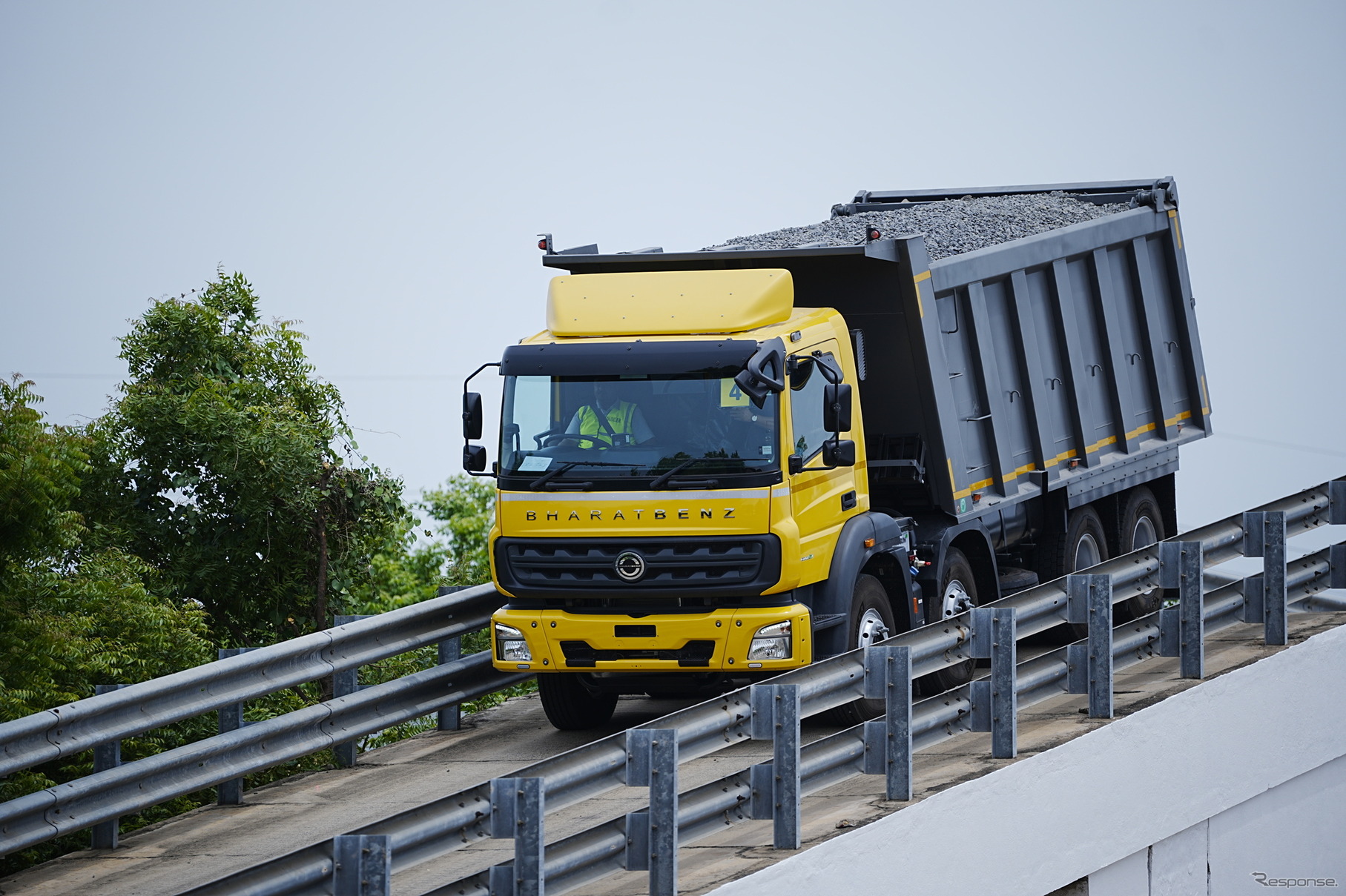 バーラトベンツの新型重量トラック