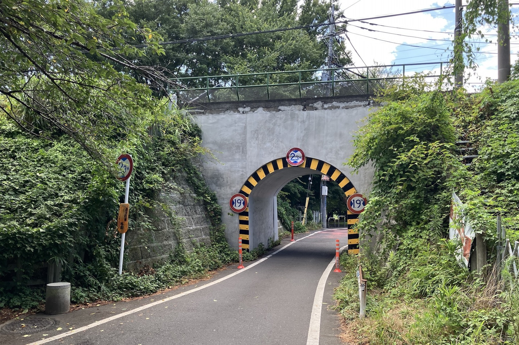 小金井市東町の西武線ガード（1丁目側）。前方くぐって右手が二枚橋の坂、くぐって直進するとはけの道、手前左手へ進むと二枚橋へ