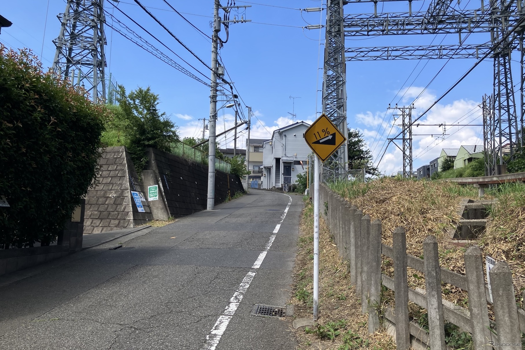 小金井市東町5丁目の二枚橋の坂。右背後がガード