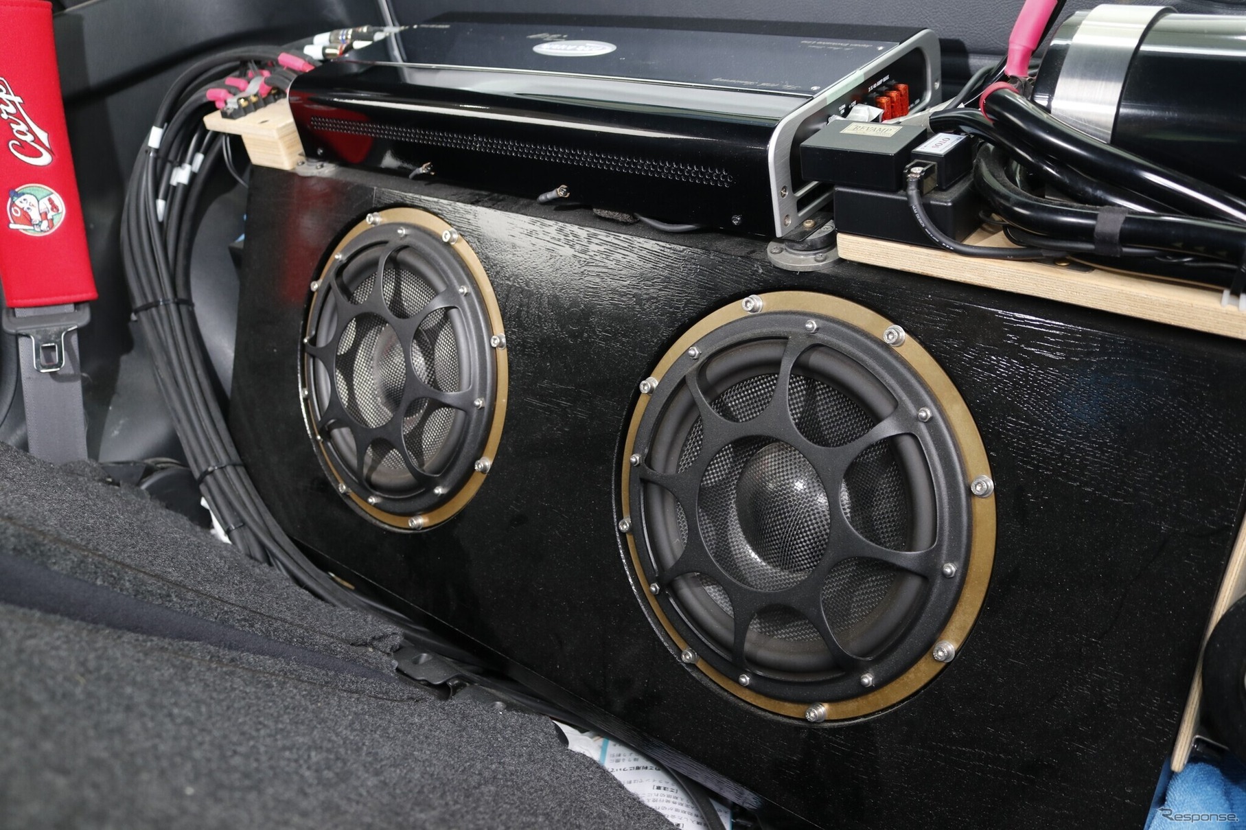 サブウーファーはモレルのMW9を合計4発用いる。アイソバリック方式を採用して低音のキレを高めているのも独特。